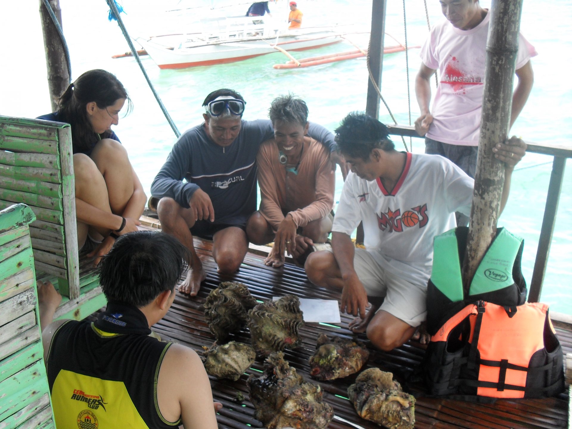 Los conocimientos sobre conchas gigantes amenazadas también forman parte del curso de formación. Los conocimientos sobre conchas gigantes amenazadas también forman parte del curso de formación.